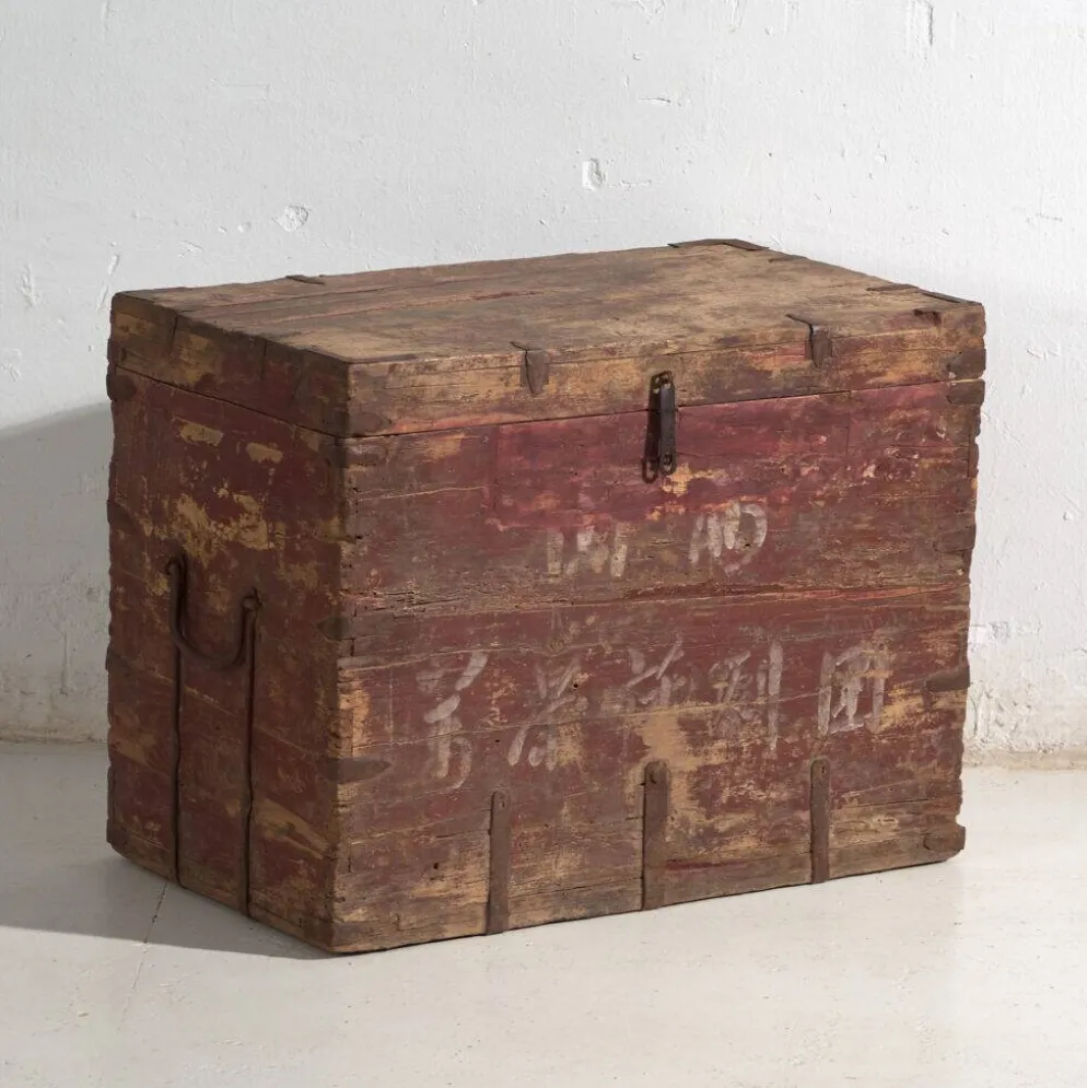 Coffre chinois ancien peint en bois de pin – Chine, circa 1920