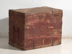 Coffre chinois ancien peint en bois de pin – Chine, circa 1920