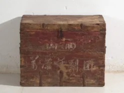 Coffre chinois ancien peint en bois de pin – Chine, circa 1920