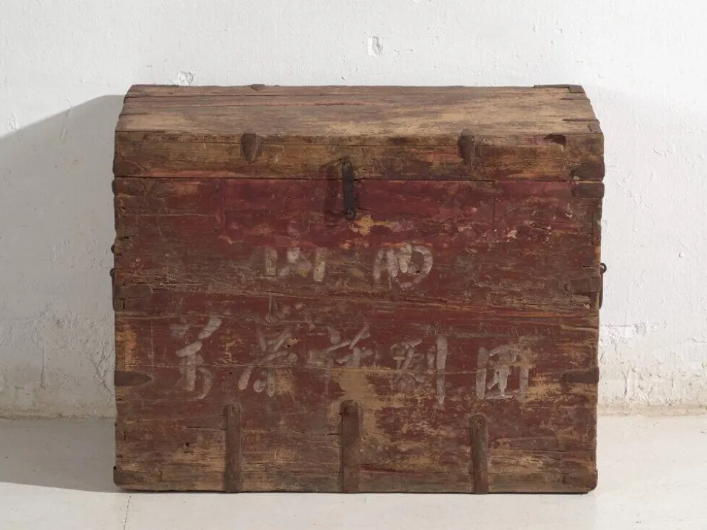 Coffre chinois ancien peint en bois de pin – Chine, circa 1920