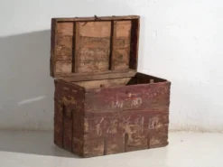 Coffre chinois ancien peint en bois de pin – Chine, circa 1920
