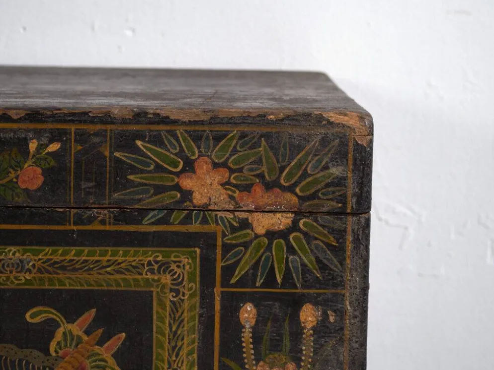 Coffre chinois ancien peint en bois de pin – Chine, circa 1900