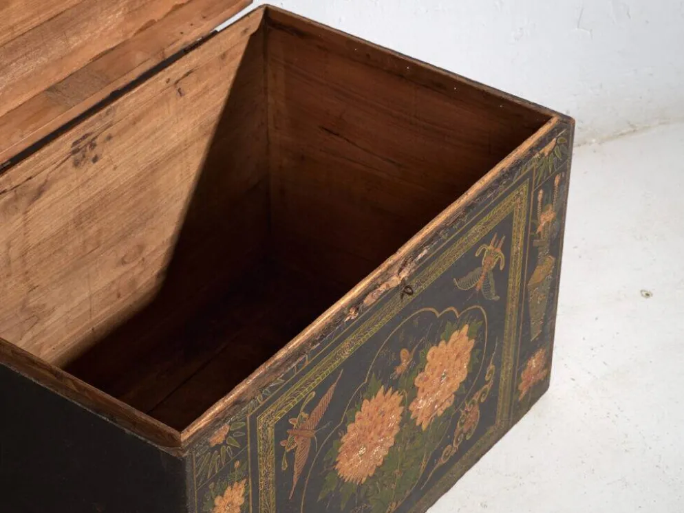 Coffre chinois ancien peint en bois de pin – Chine, circa 1900