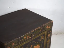 Coffre chinois ancien peint en bois de pin – Chine, circa 1900