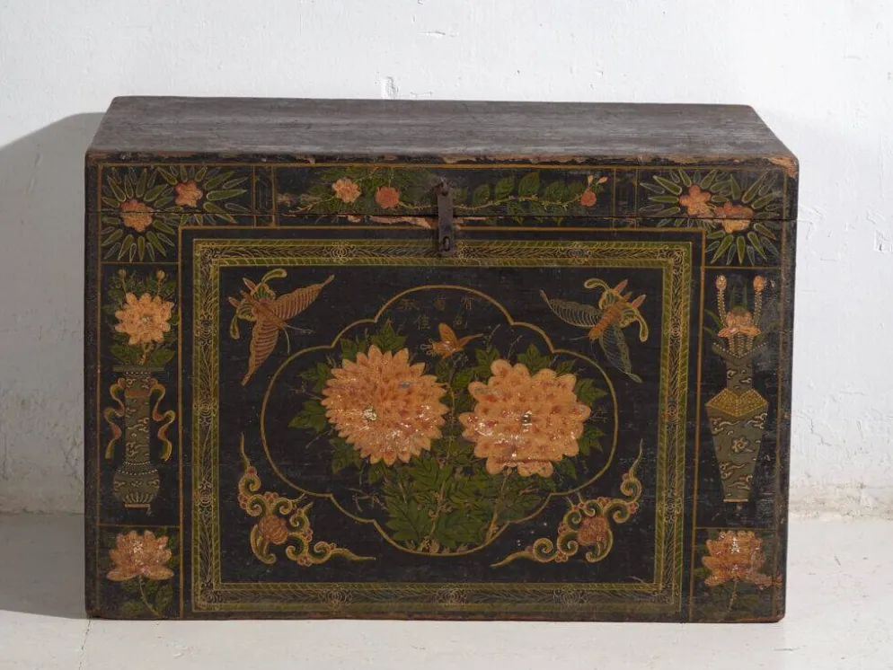 Coffre chinois ancien peint en bois de pin – Chine, circa 1900