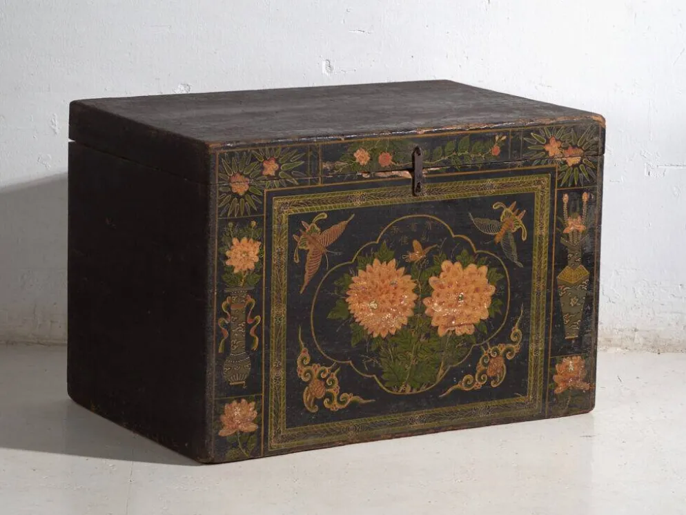 Coffre chinois ancien peint en bois de pin – Chine, circa 1900