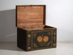 Coffre chinois ancien peint en bois de pin – Chine, circa 1900