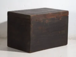 Coffre chinois ancien peint en bois de pin – Chine, circa 1900
