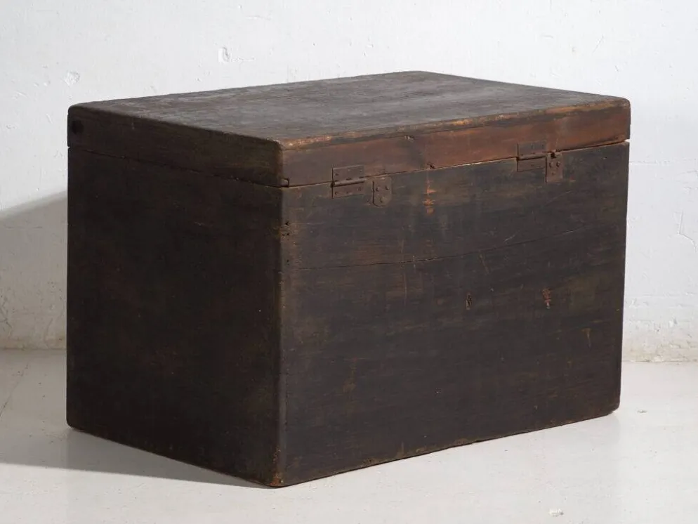 Coffre chinois ancien peint en bois de pin – Chine, circa 1900