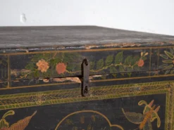 Coffre chinois ancien peint en bois de pin – Chine, circa 1900