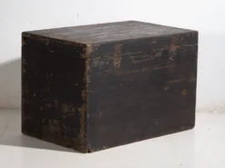 Coffre chinois ancien peint en bois de pin – Chine, circa 1900