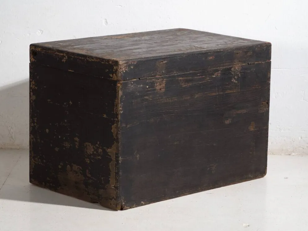Coffre chinois ancien peint en bois de pin – Chine, circa 1900