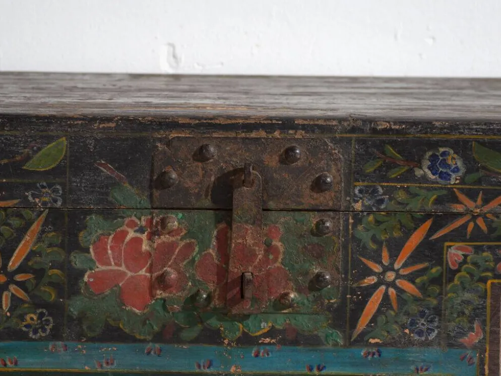Coffre chinois ancien peint en bois de pin – Chine, circa 1900