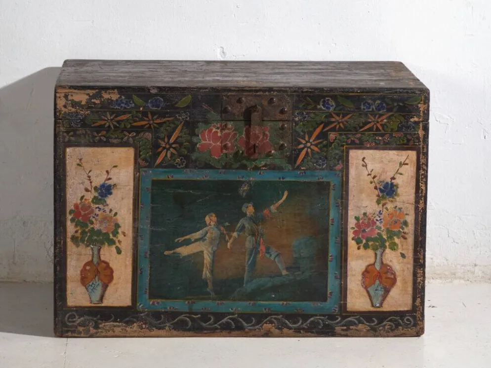 Coffre chinois ancien peint en bois de pin – Chine, circa 1900