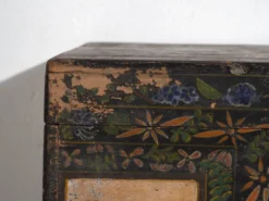 Coffre chinois ancien peint en bois de pin – Chine, circa 1900
