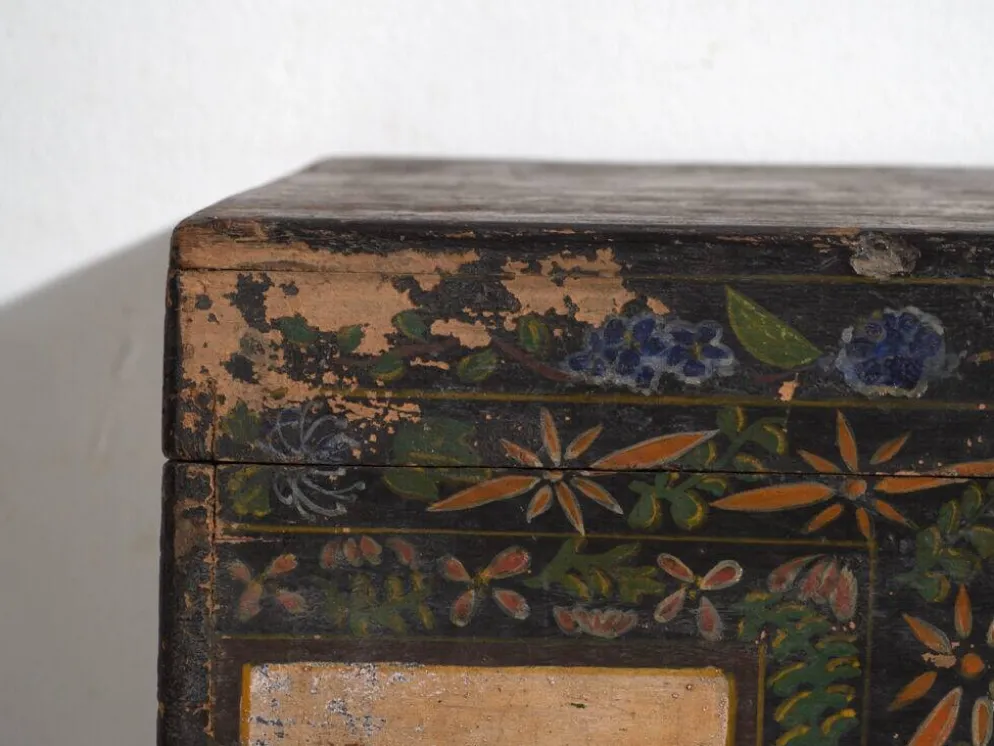 Coffre chinois ancien peint en bois de pin – Chine, circa 1900