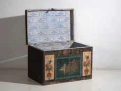 Coffre chinois ancien peint en bois de pin – Chine, circa 1900