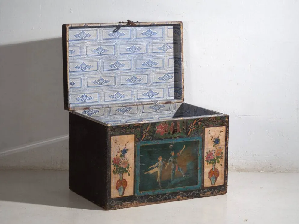 Coffre chinois ancien peint en bois de pin – Chine, circa 1900