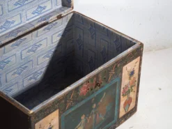 Coffre chinois ancien peint en bois de pin – Chine, circa 1900
