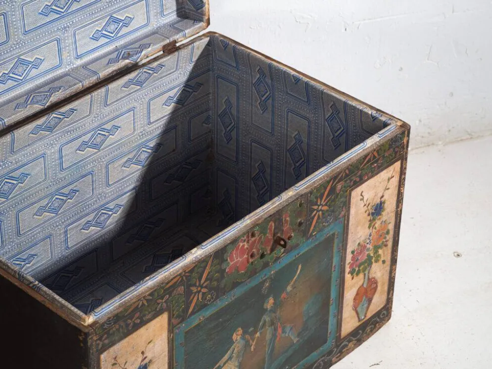 Coffre chinois ancien peint en bois de pin – Chine, circa 1900