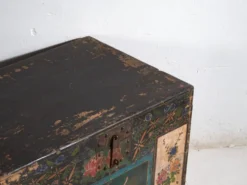 Coffre chinois ancien peint en bois de pin – Chine, circa 1900