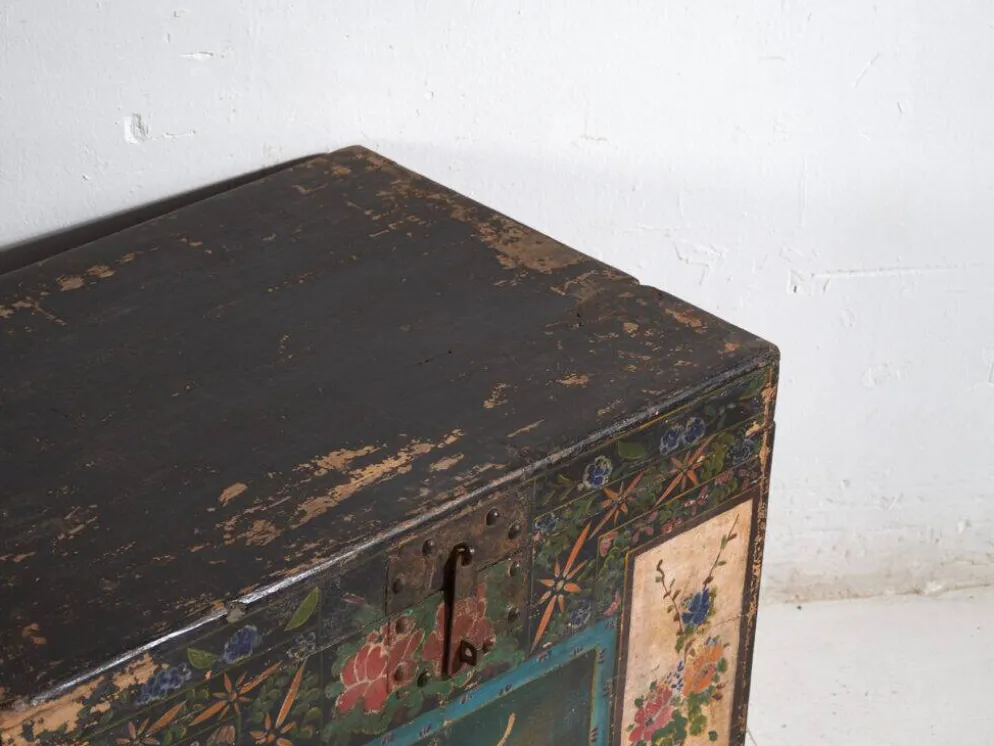 Coffre chinois ancien peint en bois de pin – Chine, circa 1900