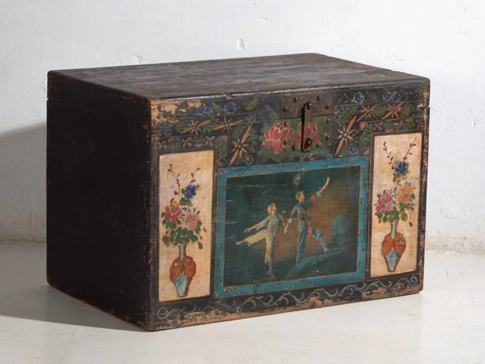 Coffre chinois ancien peint en bois de pin – Chine, circa 1900