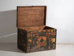 Coffre chinois ancien peint en bois de pin – Chine, circa 1900