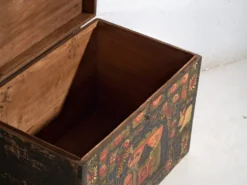 Coffre chinois ancien peint en bois de pin – Chine, circa 1900