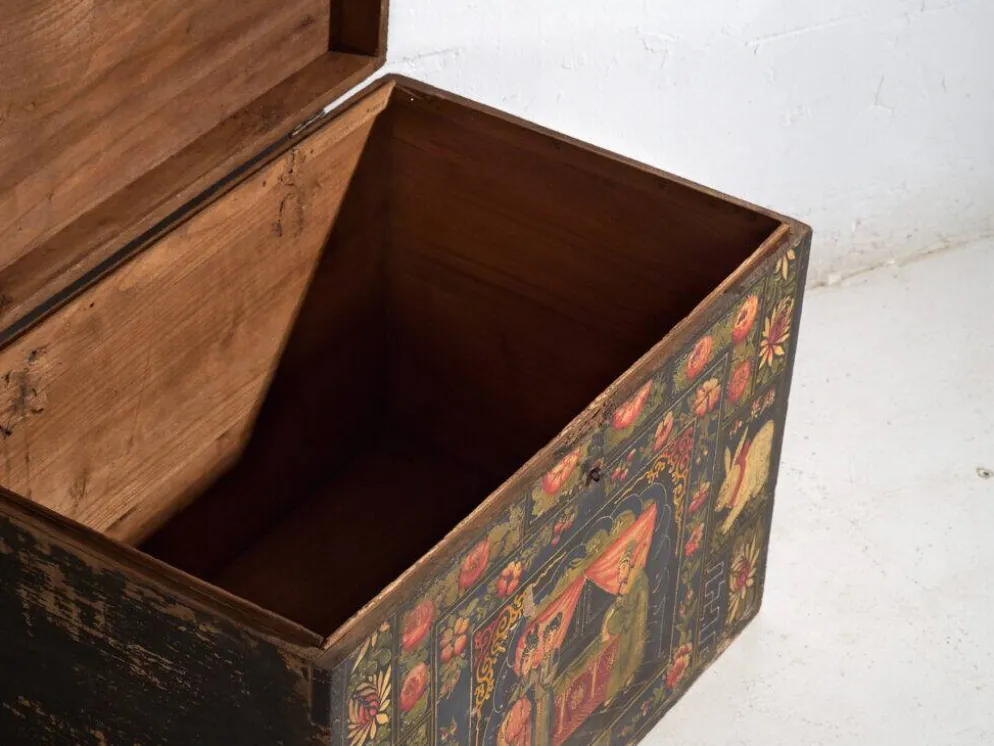 Coffre chinois ancien peint en bois de pin – Chine, circa 1900