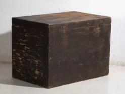 Coffre chinois ancien peint en bois de pin – Chine, circa 1900