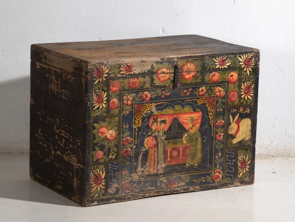 Coffre chinois ancien peint en bois de pin – Chine, circa 1900