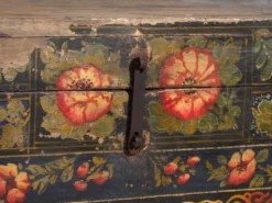 Coffre chinois ancien peint en bois de pin – Chine, circa 1900