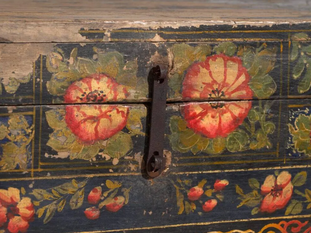 Coffre chinois ancien peint en bois de pin – Chine, circa 1900