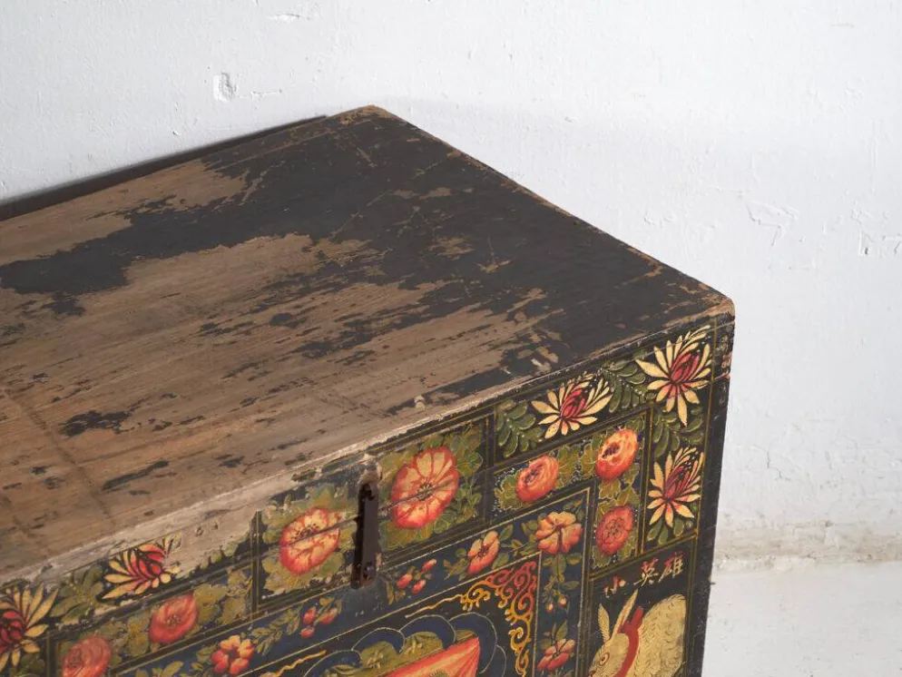 Coffre chinois ancien peint en bois de pin – Chine, circa 1900