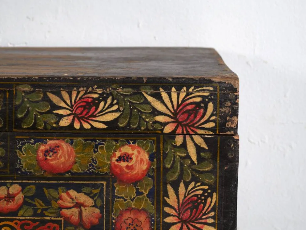 Coffre chinois ancien peint en bois de pin – Chine, circa 1900