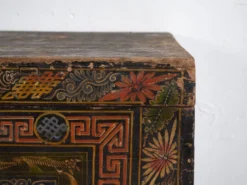 Coffre chinois ancien peint en bois de pin – Chine, circa 1900