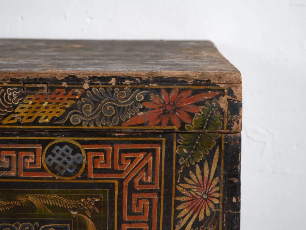 Coffre chinois ancien peint en bois de pin – Chine, circa 1900