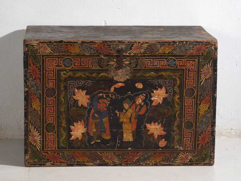 Coffre chinois ancien peint en bois de pin – Chine, circa 1900
