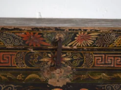 Coffre chinois ancien peint en bois de pin – Chine, circa 1900