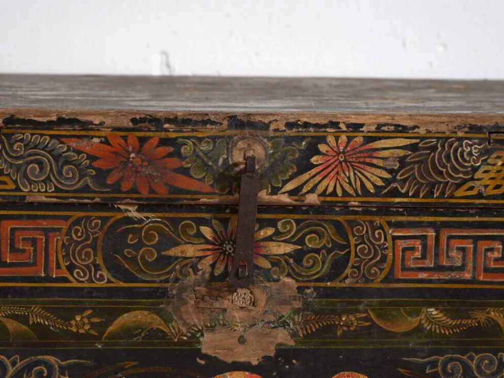 Coffre chinois ancien peint en bois de pin – Chine, circa 1900