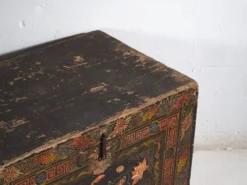 Coffre chinois ancien peint en bois de pin – Chine, circa 1900