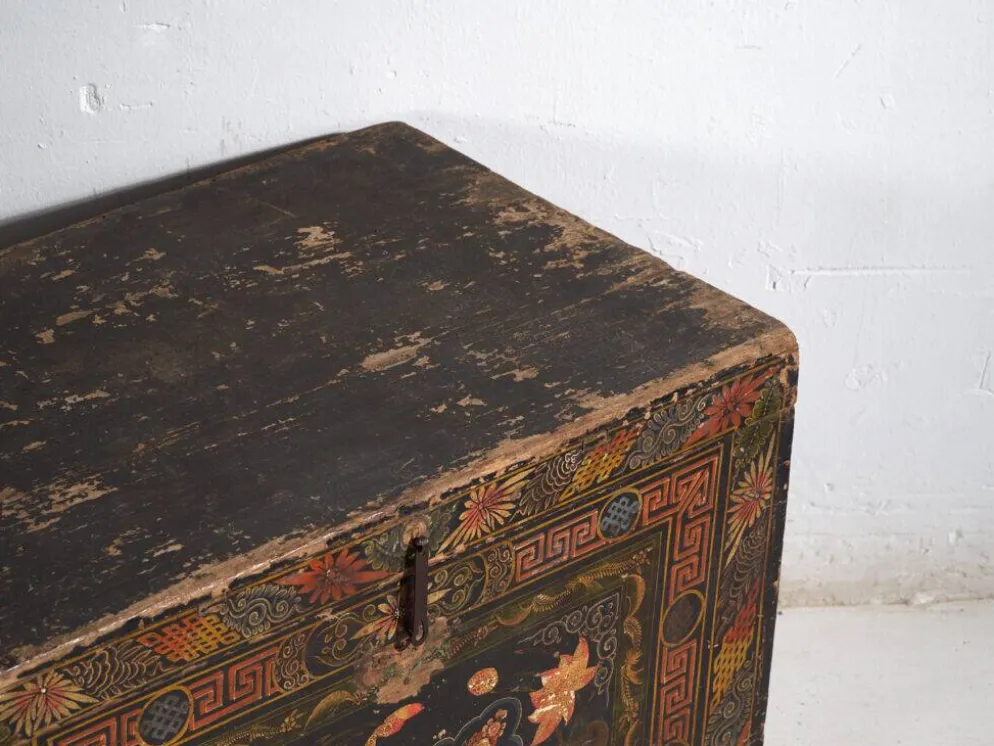 Coffre chinois ancien peint en bois de pin – Chine, circa 1900
