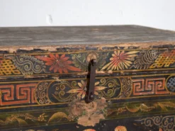 Coffre chinois ancien peint en bois de pin – Chine, circa 1900
