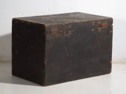 Coffre chinois ancien peint en bois de pin – Chine, circa 1900