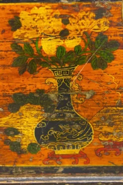 Coffre chinois laqué brun et or décoré de fleurs vers 1900