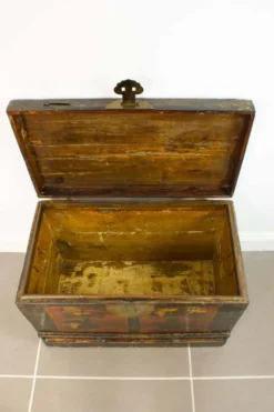 Coffre chinois laqué brun et or décoré de fleurs vers 1900