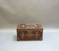 Coffre clouté du 19ème siècle