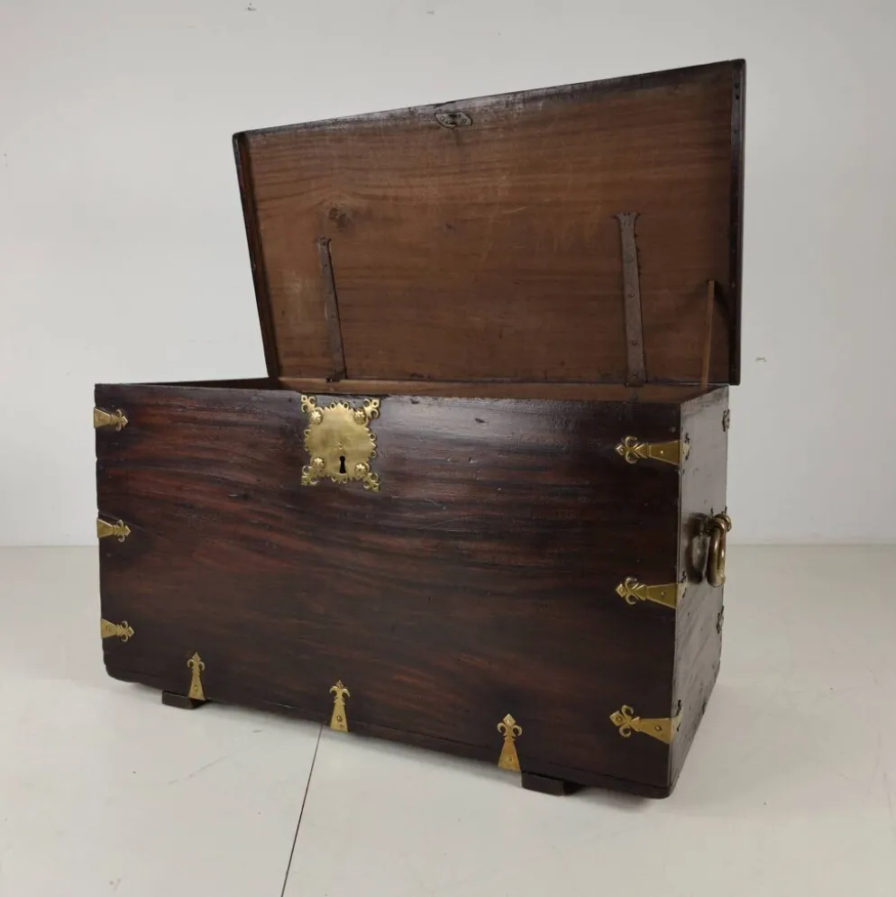 Coffre colonial néerlandais du XVIIIe siècle de la VOC avec montures en laiton