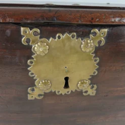 Coffre colonial néerlandais du XVIIIe siècle de la VOC avec montures en laiton